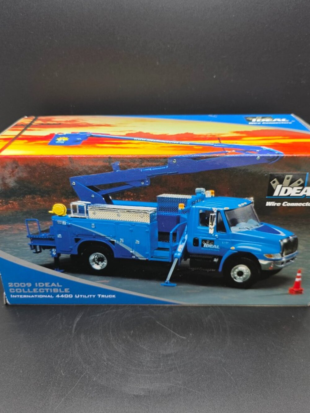 First Gear 2009 Ideal Collectible International 4400 Utility Truck